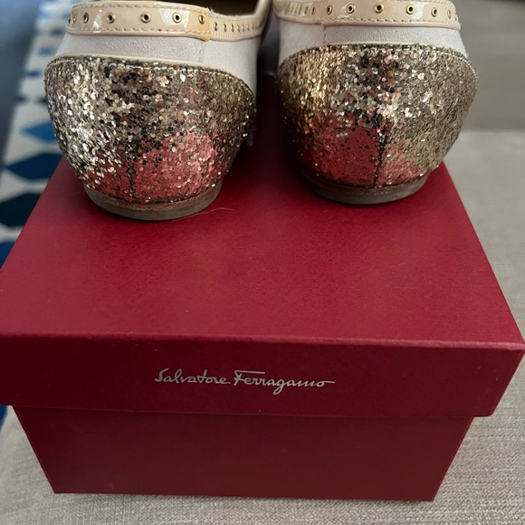 GUC Ferragamo Varina flats - pale pink with rose gold sequins, gold bow 7.5 C - Picture 5 of 8